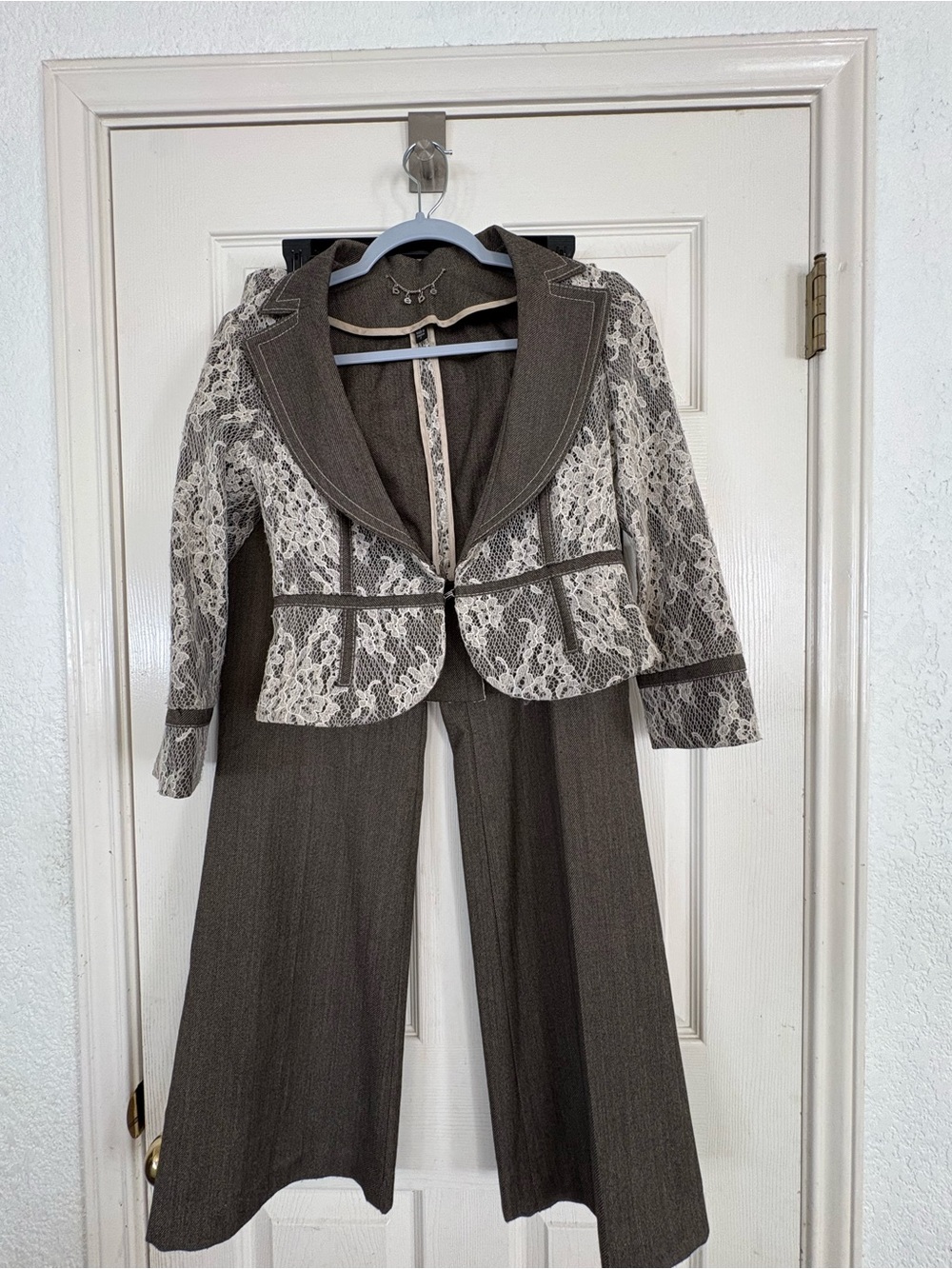 Authentic early 2000s Brown Lace Bebe two-piece suit set pants blazer #026